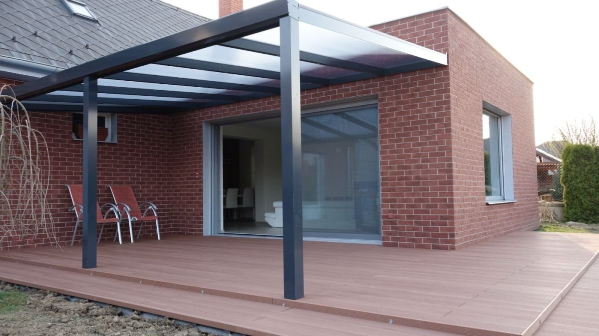 hliníková pergola u cihlového domu