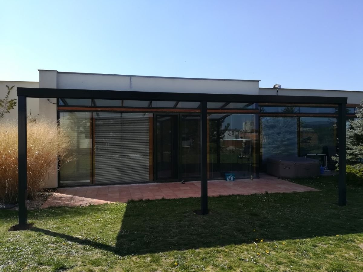 hliníková pergola černá moderní