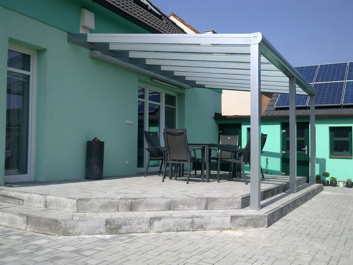 hliníková pergola u tyrkysového domu