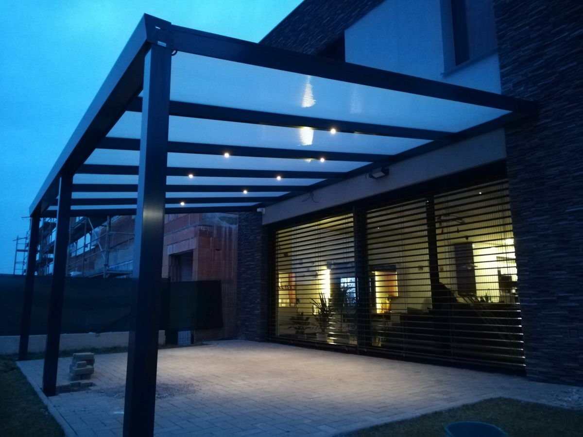 hliníková pergola v noci světla