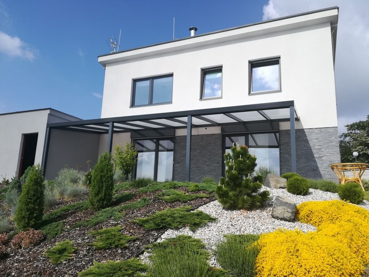 bílá pergola z hliníku moderní