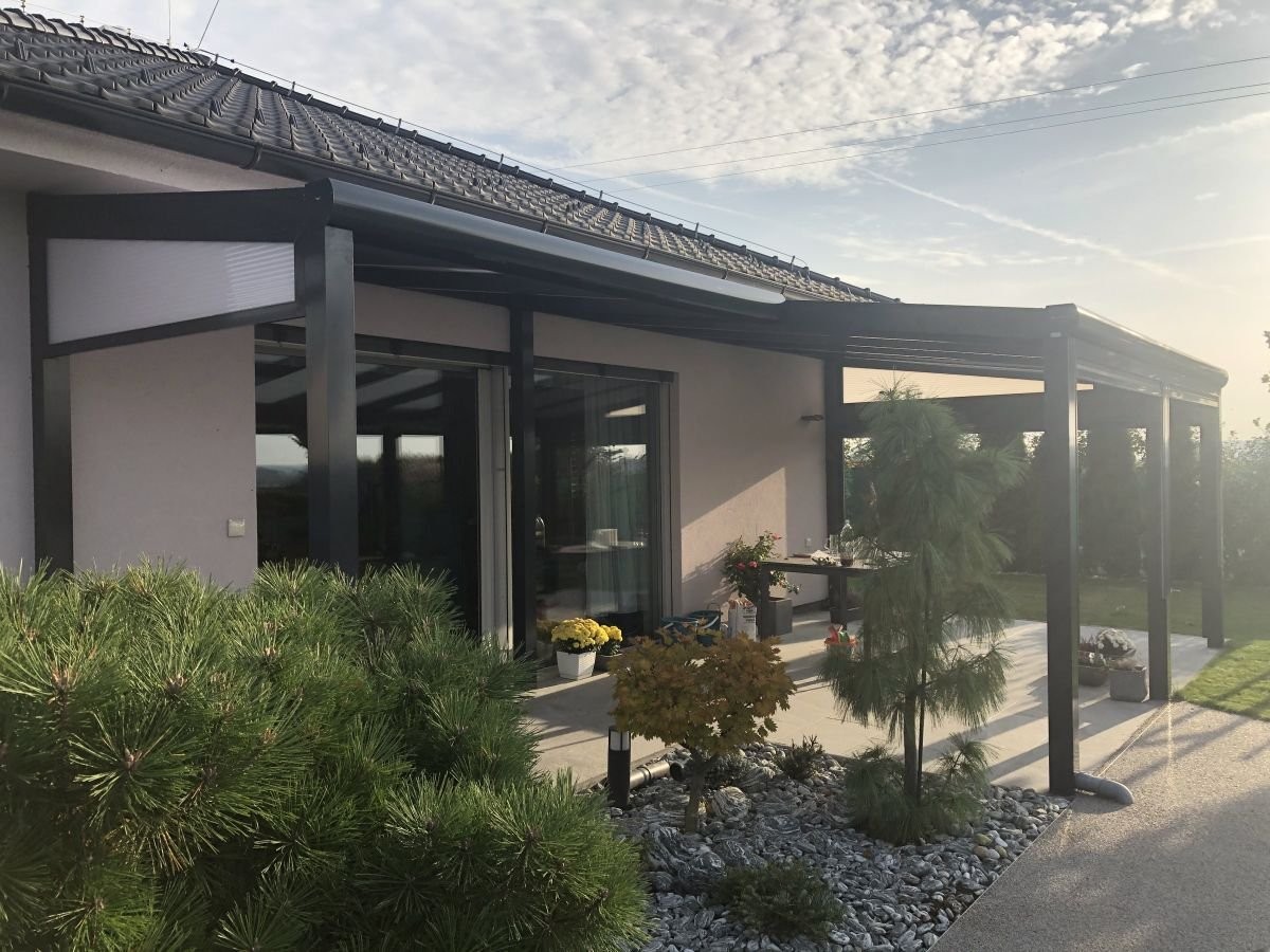 černá pergola z hliníku moderní