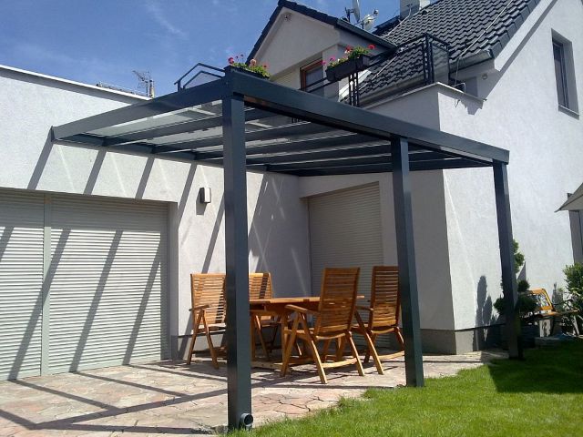 Posezení pod hliníkovou pergolou bez starostí